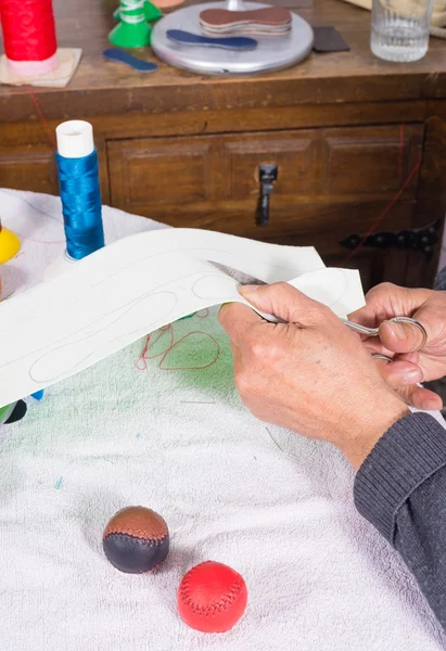 Cutting leather — Stock Photo, Image