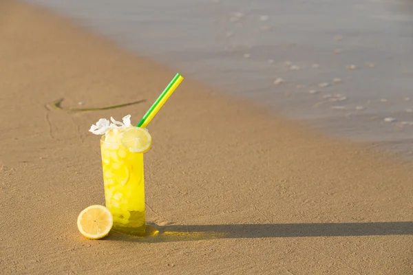 Koktajl na plaży — Zdjęcie stockowe