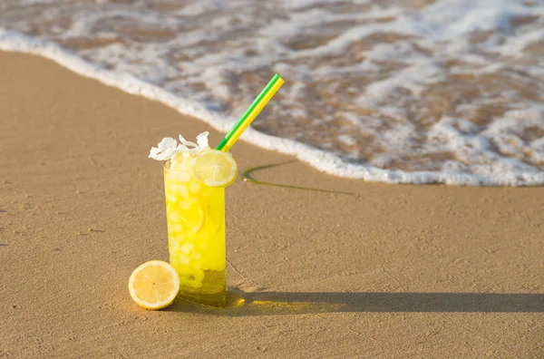 Cocktail na praia — Fotografia de Stock