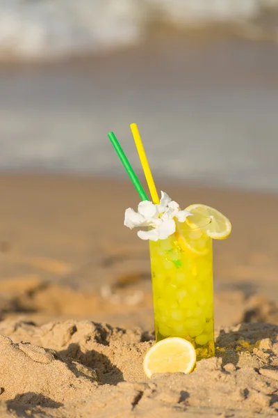 Лимонный коктейль — стоковое фото