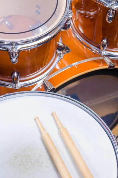 Drumsticks on drum — Stock Photo, Image