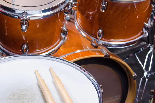 Drumsticks on drum — Stock Photo, Image