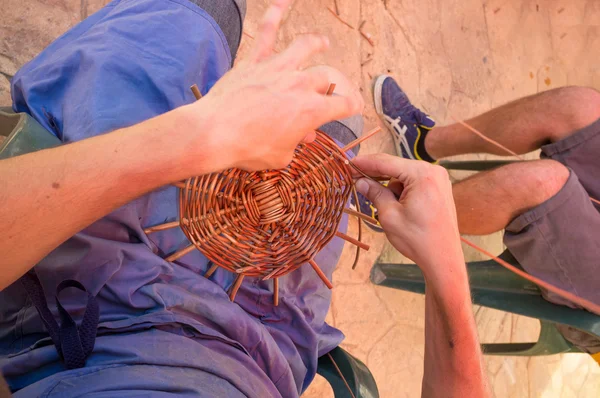 Weaving a basket — Stock Photo, Image