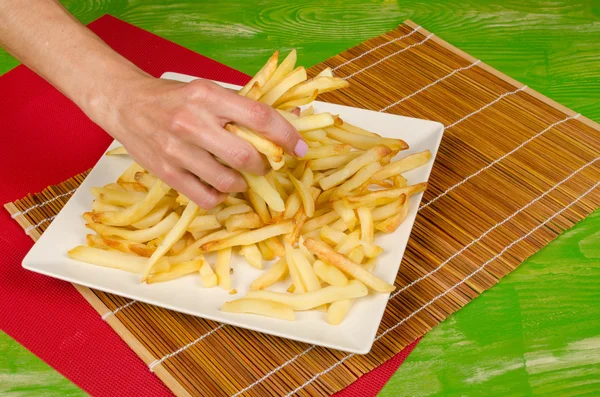 Pegando batatas fritas — Fotografia de Stock