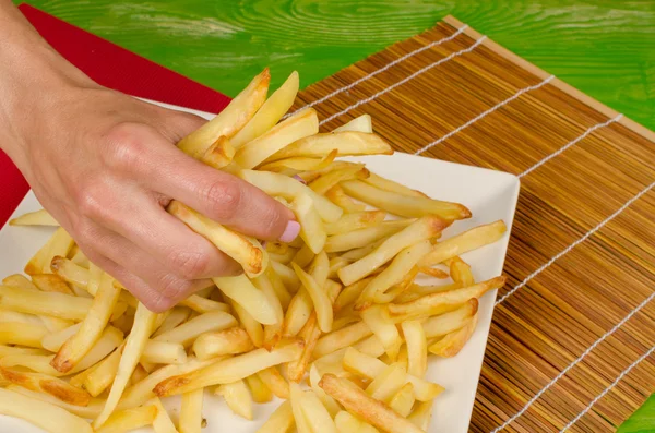 Pegando batatas fritas — Fotografia de Stock