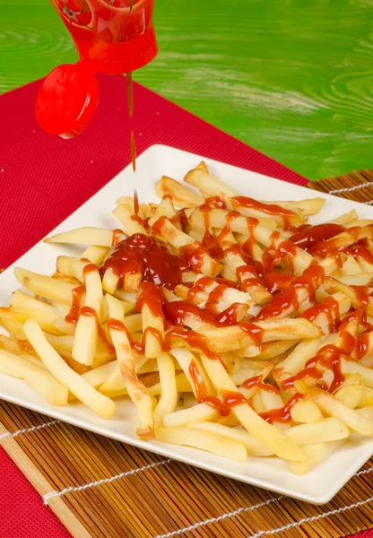 Ketchup sulle patatine fritte — Foto Stock