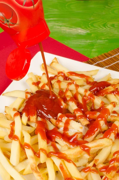 Кетчуп на картошке фри — стоковое фото