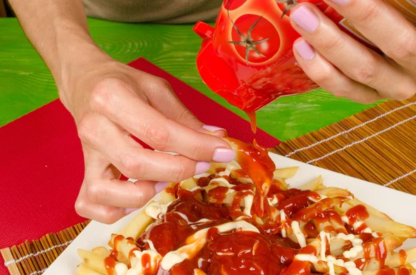Derramando ketchup — Fotografia de Stock