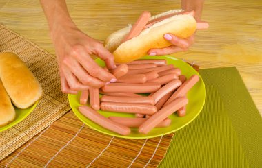 Sosisli sandviç doldurma