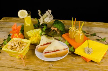 Yelkenli sosisli sandviç