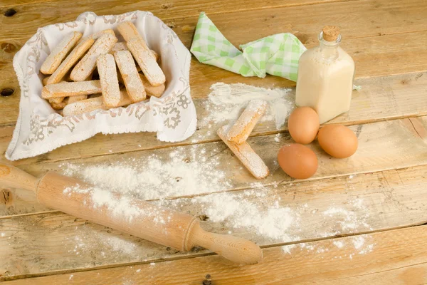 Ladyfinger koekjes bakken — Stockfoto