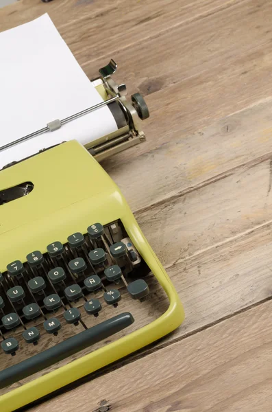 Vieja máquina de escribir con papel —  Fotos de Stock