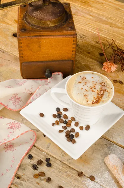 Cappuccino ve Kahve değirmeni — Stok fotoğraf