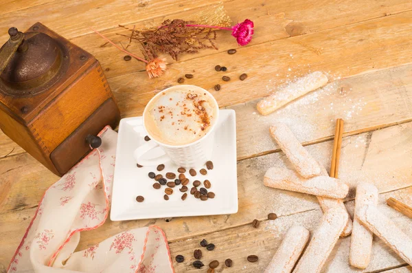 Cappuccino en koffie grinder — Stockfoto