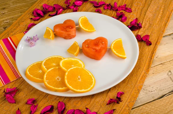 Fruchtiges Valentin-Dessert — Stockfoto