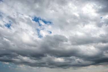 Gökyüzünün arka planında dramatik bir fırtına.