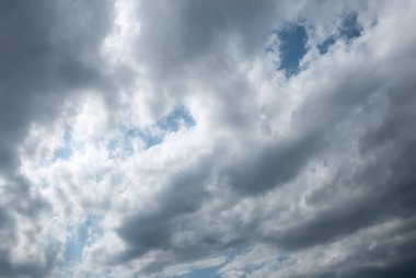 Gökyüzünün arka planında dramatik bir fırtına.