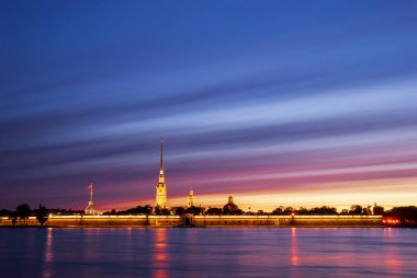 St. Petersburg 'da. - Rusya. Peter ve Paul Kalesi. Beyaz geceler. Güzel gün batımı gökyüzü ve Neva Nehri