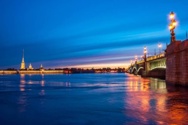 St. Petersburg 'da. - Rusya. Peter ve Paul Kalesi. Beyaz geceler. Güzel gün batımı gökyüzü ve Neva Nehri