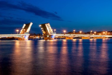 St. Petersburg 'da. - Rusya. Neva Nehri 'nin seti. Beyaz gecelerde asma köprü. Şehir manzarası.