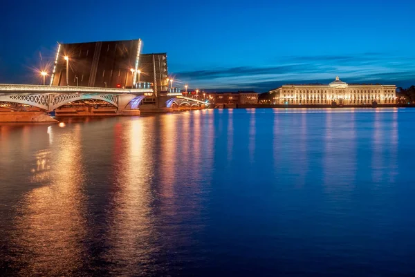 Sankt Petersburg Ryssland Bankering Nevafloden Knäpp Bron Vita Nätter Stadsbild — Stockfoto