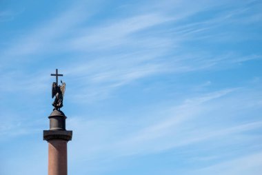 St. Petersburg 'da. İskender sütunu mavi gökyüzünün arka planında.
