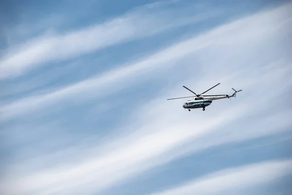 Śmigłowiec Pasażerski Tle Błękitnego Nieba Chmurami — Zdjęcie stockowe