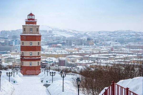 Kışın Murmansk şehri. Deniz feneri. Barış zamanında ölen denizciler için bir anıt. Kola Yarımadası.