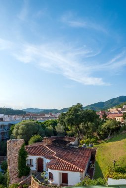 Tossa De Mar, Katalonya, İspanya. Barselona yakınlarındaki resim gibi küçük bir kasaba. Ünlü turizm merkezi Costa Brava.