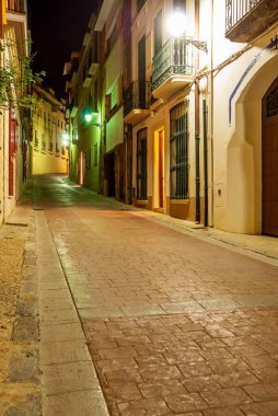 Tossa De Mar 'ın rahat sokakları, Katalonya, İspanya. Barselona yakınlarındaki resim gibi küçük bir kasaba. Ünlü turizm merkezi Costa Brava.