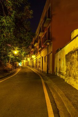 Tossa De Mar 'ın rahat sokakları, Katalonya, İspanya. Barselona yakınlarındaki resim gibi küçük bir kasaba. Ünlü turizm merkezi Costa Brava.
