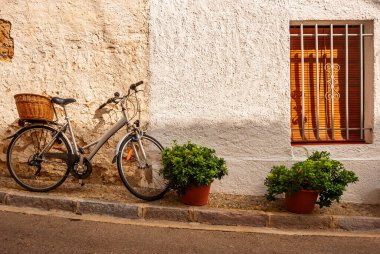 Tossa De Mar 'ın rahat sokakları, Katalonya, İspanya. Barselona yakınlarındaki resim gibi küçük bir kasaba. Ünlü turizm merkezi Costa Brava.