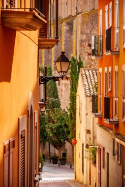 Tossa De Mar 'ın rahat sokakları, Katalonya, İspanya. Barselona yakınlarındaki resim gibi küçük bir kasaba. Ünlü turizm merkezi Costa Brava.
