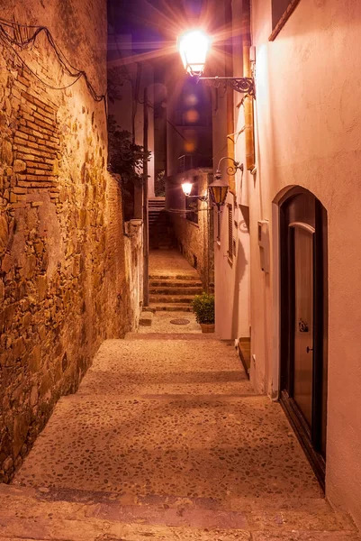 Tossa De Mar 'ın rahat sokakları, Katalonya, İspanya. Barselona yakınlarındaki resim gibi küçük bir kasaba. Ünlü turizm merkezi Costa Brava.