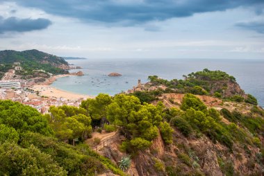 Tossa De Mar, Katalonya, İspanya. Barcelona yakınlarındaki sıcacık körfezlerde güzel plajları ve temiz turkuaz suyu olan güzel bir kalesi olan pitoresk bir kasaba. Ünlü turizm merkezi Costa Brava.
