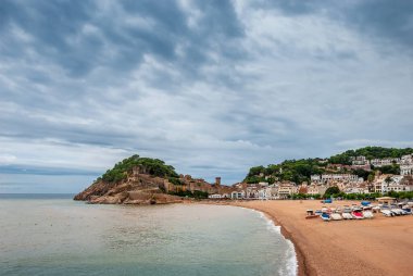 Tossa De Mar, Katalonya, İspanya. Barcelona yakınlarındaki sıcacık körfezlerde güzel plajları ve temiz turkuaz suyu olan güzel bir kalesi olan pitoresk bir kasaba. Ünlü turizm merkezi Costa Brava.