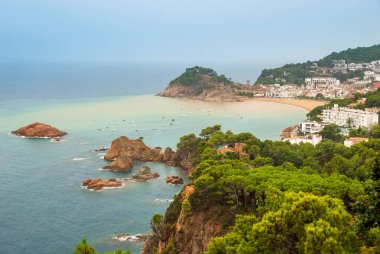 Tossa De Mar, Katalonya, İspanya. Barcelona yakınlarındaki sıcacık körfezlerde güzel plajları ve temiz turkuaz suyu olan güzel bir kalesi olan pitoresk bir kasaba. Ünlü turizm merkezi Costa Brava.