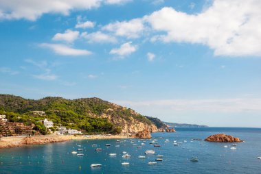 Tossa De Mar, Katalonya, İspanya. Barcelona yakınlarındaki sıcacık körfezlerde güzel plajları ve temiz turkuaz suyu olan güzel bir kalesi olan pitoresk bir kasaba. Ünlü turizm merkezi Costa Brava.