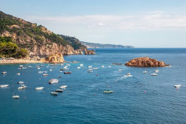 Tossa De Mar, Katalonya, İspanya. Barcelona yakınlarındaki sıcacık körfezlerde güzel plajları ve temiz turkuaz suyu olan güzel bir kalesi olan pitoresk bir kasaba. Ünlü turizm merkezi Costa Brava.
