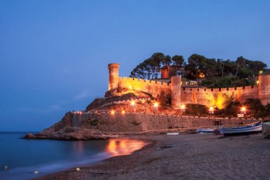 Tossa De Mar, Katalonya, İspanya. Barcelona yakınlarındaki sıcacık körfezlerde güzel plajları ve temiz turkuaz suyu olan güzel bir kalesi olan pitoresk bir kasaba. Ünlü turizm merkezi Costa Brava.