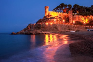 Tossa De Mar, Katalonya, İspanya. Barcelona yakınlarındaki sıcacık körfezlerde güzel plajları ve temiz turkuaz suyu olan güzel bir kalesi olan pitoresk bir kasaba. Ünlü turizm merkezi Costa Brava.