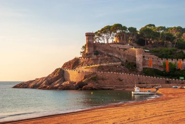 Tossa De Mar, Katalonya, İspanya. Barcelona yakınlarındaki sıcacık körfezlerde güzel plajları ve temiz turkuaz suyu olan güzel bir kalesi olan pitoresk bir kasaba. Ünlü turizm merkezi Costa Brava.