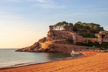 Tossa De Mar, Katalonya, İspanya. Barcelona yakınlarındaki sıcacık körfezlerde güzel plajları ve temiz turkuaz suyu olan güzel bir kalesi olan pitoresk bir kasaba. Ünlü turizm merkezi Costa Brava.