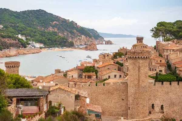 スペイン カタルーニャ州トッサ 美しいビーチとバルセロナの近くの居心地の良い湾できれいなターコイズブルーの水を持つ要塞を持つ絵のような町 有名な観光地コスタ ブラバ — ストック写真