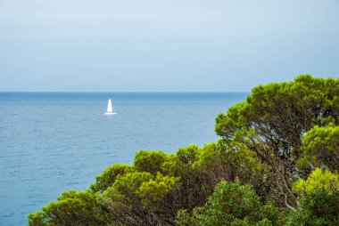 Tossa De Mar, Katalonya, İspanya. Güzel plajları ve temiz turkuaz suları olan görkemli Costa Brava kıyıları.