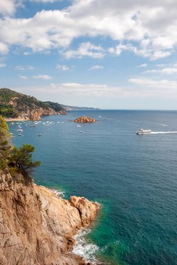 Tossa De Mar, Katalonya, İspanya. Güzel plajları ve temiz turkuaz suları olan görkemli Costa Brava kıyıları.