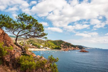 Tossa De Mar, Katalonya, İspanya. Güzel plajları ve temiz turkuaz suları olan görkemli Costa Brava kıyıları.