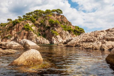 Tossa De Mar, Katalonya, İspanya. Güzel plajları ve temiz turkuaz suları olan görkemli Costa Brava kıyıları.