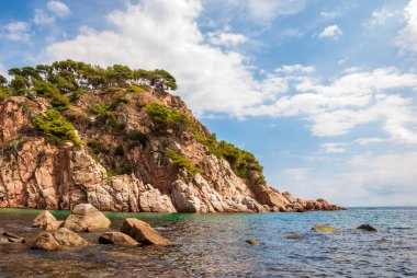 Tossa De Mar, Katalonya, İspanya. Güzel plajları ve temiz turkuaz suları olan görkemli Costa Brava kıyıları.