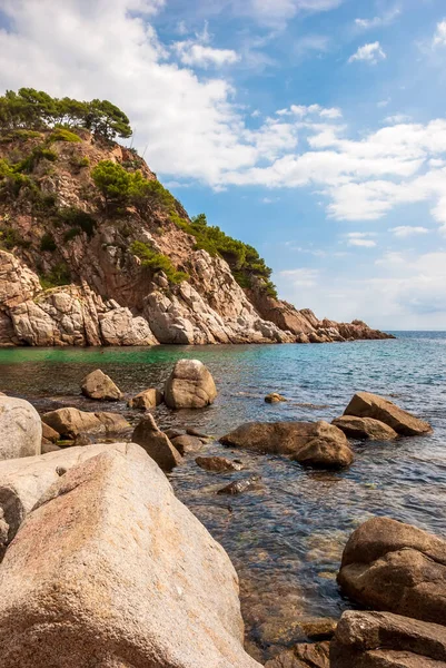 Tossa De Mar, Katalonya, İspanya. Güzel plajları ve temiz turkuaz suları olan görkemli Costa Brava kıyıları.